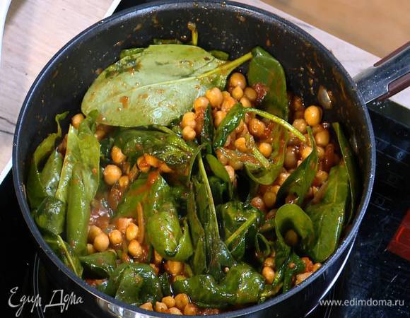 Шпинат добавить в сковороду и, помешивая, дать ему привять.