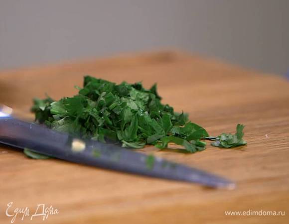 Кинзу мелко порубить.