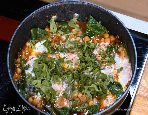 Готовые яйца с горохом посолить, поперчить и посыпать кинзой.