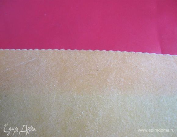 Вырезать колесиком для пиццы большой квадрат. Поскольку я делала каппеллетти всего на 2 порции, я не убирала под пленку или полотенце тесто. Тем не менее надо стараться работать быстро, чтобы тесто не подсохло. Правило следующее: пока работаете с одной небольшой партией, другую прикрыть пленкой или полотенцем.
