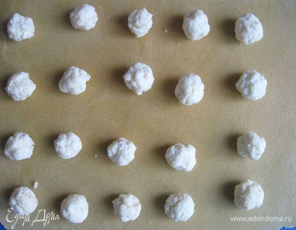 Положить на тесто начинку.