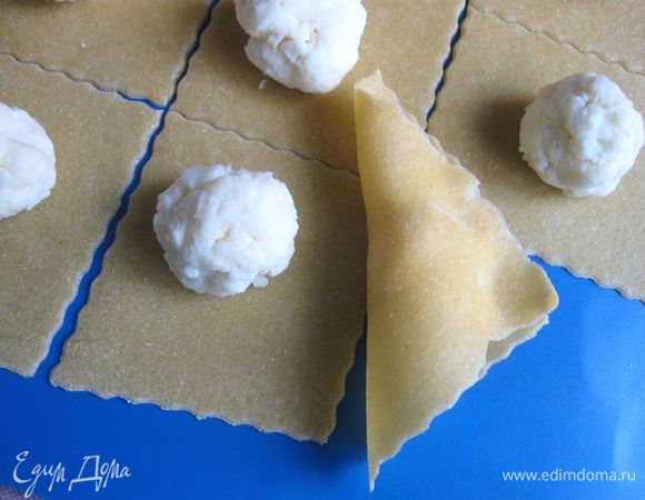 Перегнуть по диагонали, скрепить края. Подтянуть два противоположных конца друг к другу, скрепить их.