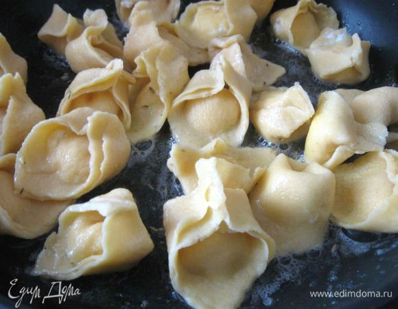 Поставить кастрюлю с водой на огонь (каппеллетти должно быть просторно в кастрюле), посолить. Когда вода закипит, опустить аккуратно их в воду, убавив огонь до среднего, на 2-3 минуты. 
В это время большую сковороду поставить на огонь, разогреть ее, положить кусочек сливочного масла, 2 зубчика чеснока (не измельчать!), сухой розмарин. Если у вас найдется веточка свежего розмарина, можете положить ее. Розмарин имеет очень яркий запах, поэтому не переборщите.
Вынуть шумовкой каппеллетти, положить на сковороду и несколько минут подержать на сковороде на небольшом огне, чтобы они пропитались чесноком, розмарином и маслом. 