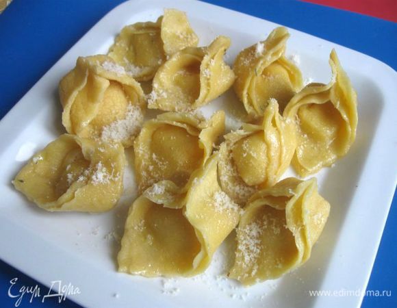 После приготовления  тесто должно быть "Al dente".
Подавать сразу, посыпав натертым на мелкой терке пармезаном, на подогретую тарелку.
Приятного аппетита!
