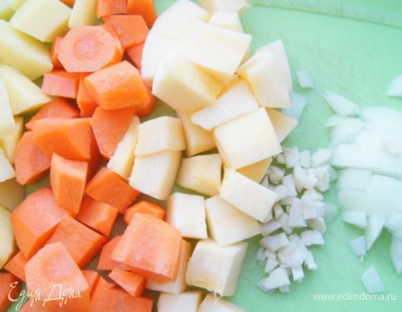 Подготовить овощи: лук и чеснок нарезать кубиками (чеснок мелко). Картофель, кабачок и морковь, почистить и порезать средними кубиками.