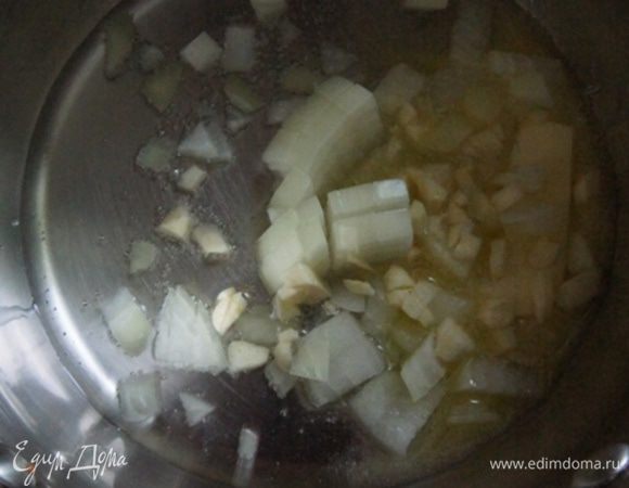 В кастрюльке разогреть оба вида масла, пассеровать лук и чеснок одну минутку, сразу убавить огонь. 