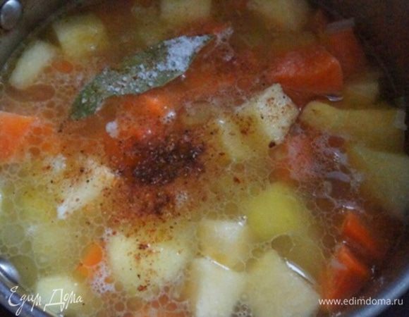 Добавить остальные овощи и, помешивая, готовить 3 минуты. Залить водой так, чтобы она покрыла все овощи. Посолить, приправить перцем и добавить лавровый лист. Варить овощи около 20-25 минут до готовности. 