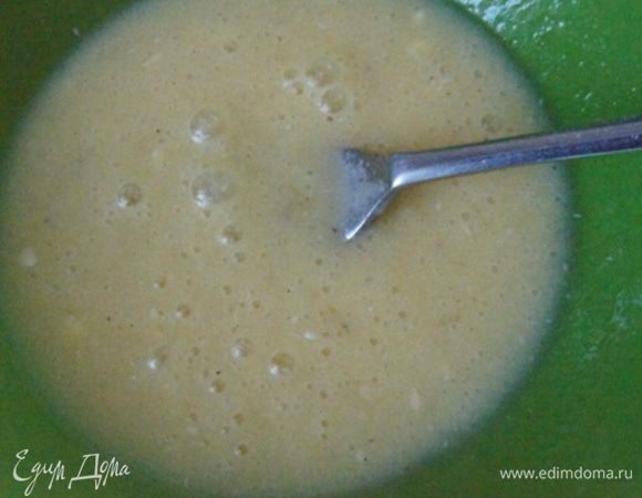 Пока суп варится займемся клецками. 
В мисочке  растопить и остудить сливочное масло. Добавить яйцо, соль, перец  и хорошо размешать. 