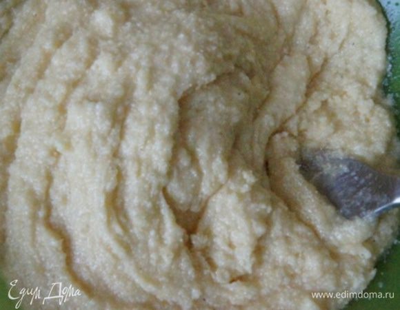 Всыпать помаленьку манную крупу. Вот такая вязкая масса получилась. Оставить на 10 минут набухать. 