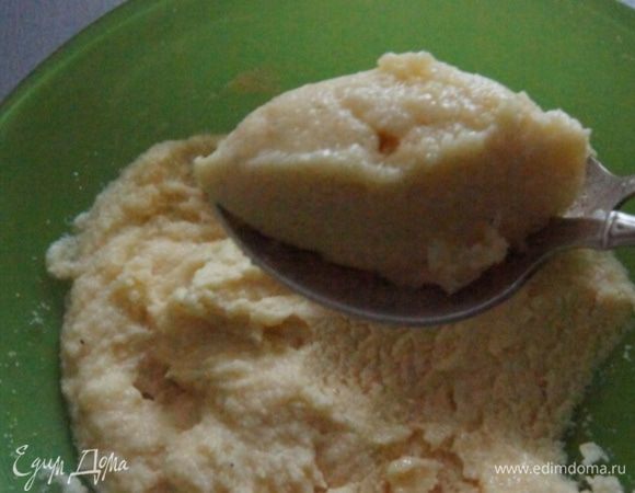 Через 10 минут масса уплотнилась. Ложками сформировать вот такие клецки. Я делала это чайными ложками.