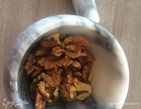 Измельчить орехи.