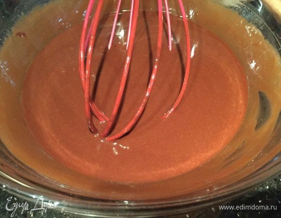 Духовку разогрейте до 180°C. Сливочное масло и шоколад растопите и смешайте.