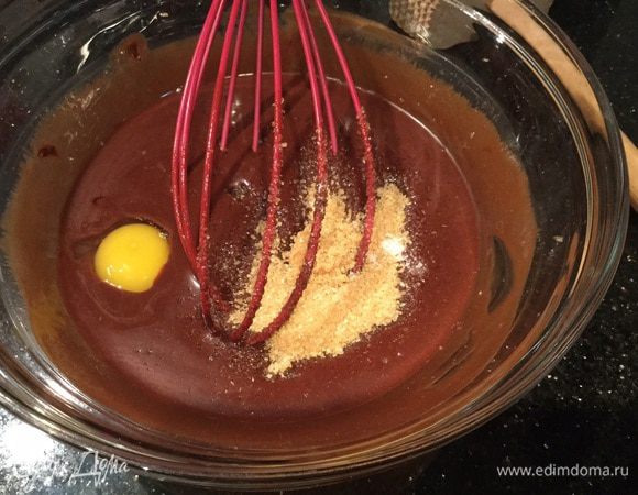 Белок отделите от желтка. Желток и сахар добавьте к шоколадной массе и взбейте венчиком.