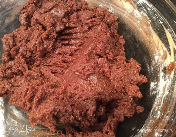 Медленно перемешайте, чтобы получилось однородное тесто.