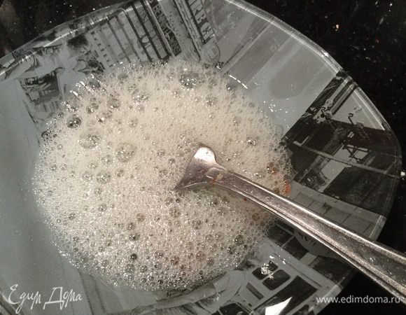 В отдельной миске немного взбейте белок.