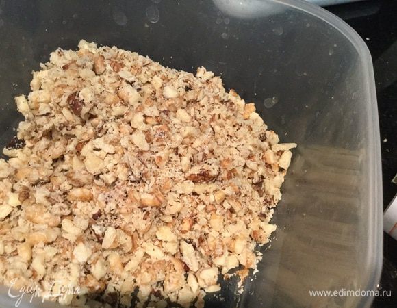 Грецкие орехи мелко нарубите.