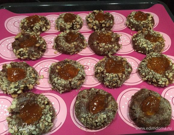 Поставьте противень в духовку и выпекайте 8 минут, затем достаньте и заполните серединку каждой печенюшки 1 ч. л. джема. Поставьте обратно в духовку и выпекайте ещё 10 минут. Выньте печенье из духовки и дайте остыть, после чего переложите.