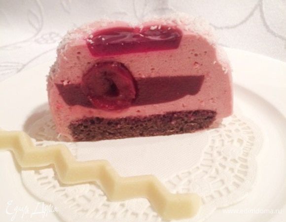 А вот так пирожное выглядит в разрезе.
Были бы у меня полусферические силиконовые формочки, было бы конечно красивее, но мне и так нравится (сказала я нескромно).