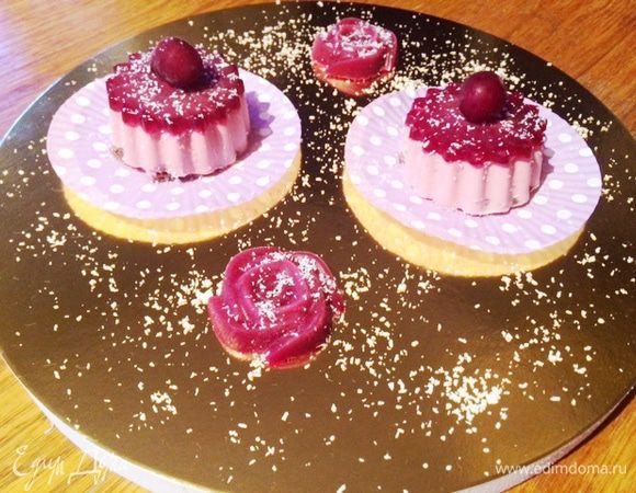 Т.к. в виде сердечка, у меня всего одна форма из 6 частей, то остальные 6 пирожных я сделала другой формы. Углубления в этой форме нет, так что желе я покрыла все пирожное.
