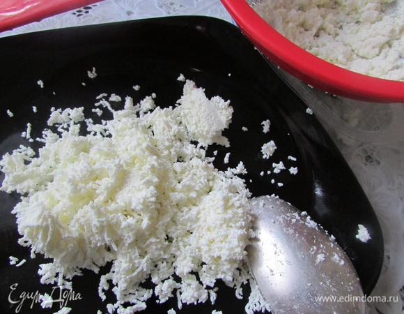 Творог протереть через мелкое сито.