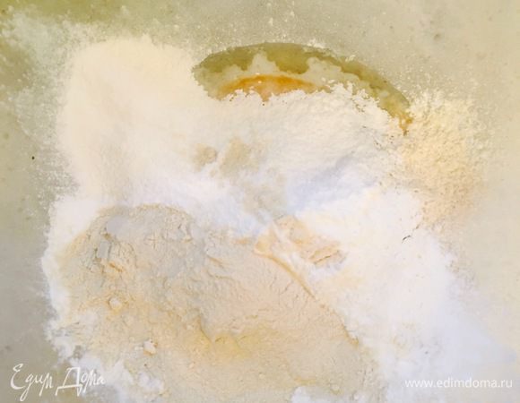 Перемалываем отруби, соединяем с остальными сыпучими продуктами, просеиваем в миску и добавляем туда яйцо.