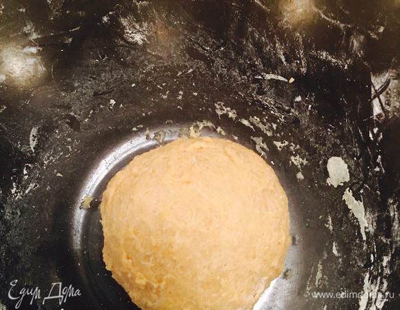 Замешиваем тесто, постепенно добавляя молоко. Тесто получается плотное, но эластичное и не липнет к рукам.
Формируем шар, накрываем чистым кухонным полотенцем и даем отдохнуть минут 5-10.