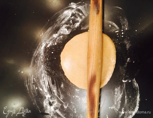 Тесто раскатываем скалкой очень тонко. Мне нравится когда не больше 1 мм. Оно не рвется и хорошо раскатывается. А затем лепим пельмени. Если использовать всё тесто, то выходит около 70-80 пельмешек из пельменницы.