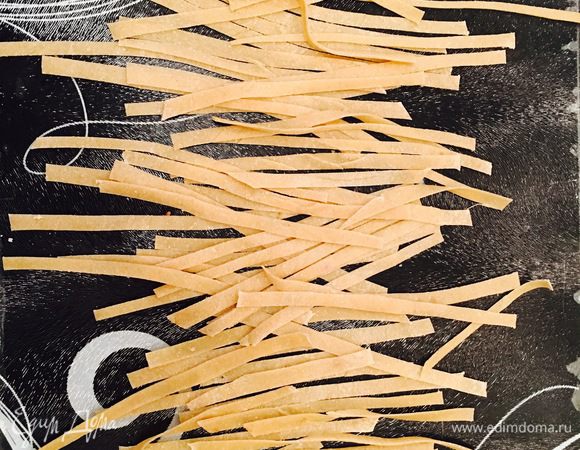 Из остатков нарезала заготовки для пасты. Их я оставляю на ночь подсыхать, а потом можно хранить, как обычные макароны или сразу приготовить.