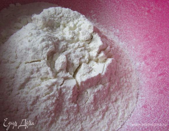 Просеять муку и ванильный сахар.
