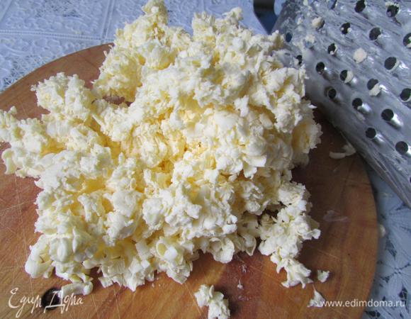 На ночь положить маргарин и масло в морозилку.
Натереть маргарин и масло на крупной тёрке.