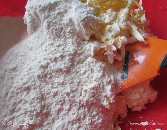Выложить в миску, добавить муку, хорошо перемешать.