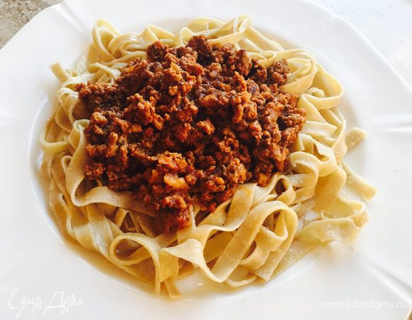 А вот наша паста под соусом болоньезе!