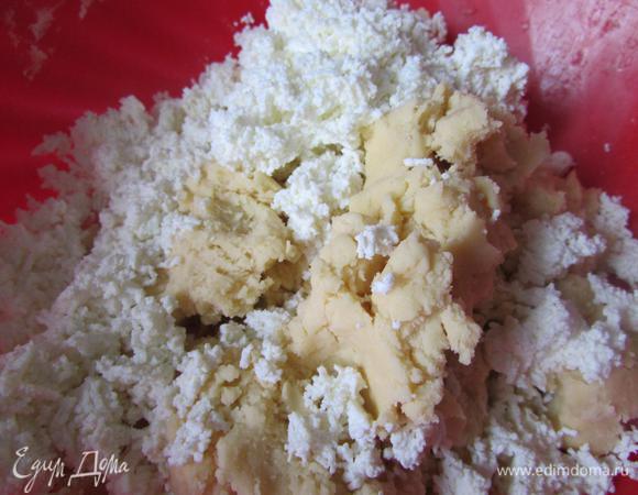 Затем добавить творог и замесить мягкое творожное тесто.