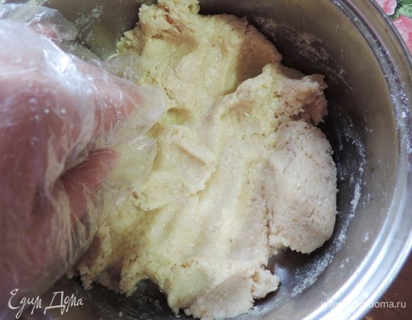 Снимаем с огня, и сразу же добавляем в сотейник сахарную пудру, ванилин (на кончике ножа) и сухое молоко. Вымешиваем и постепенно добавляем сгущенку до получения массы консистенции пластилина. В зависимости от густоты сгущенки ее точное количество может варьироваться.
В итоге получаем пластичную и послушную массу, которая прекрасно лепится и не липнет к рукам.
