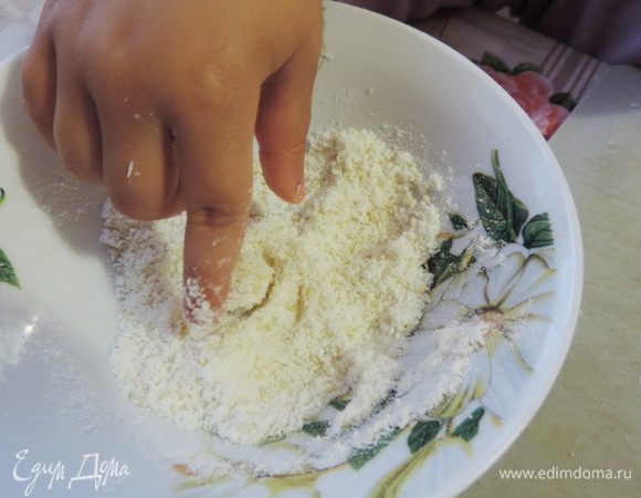 Формируем из полученной массы небольшие шарики желаемого размера, выкладываем в тарелочку с кокосовой стружкой (понадобится дополнительно примерно 2 столовые ложки) и обкатываем.