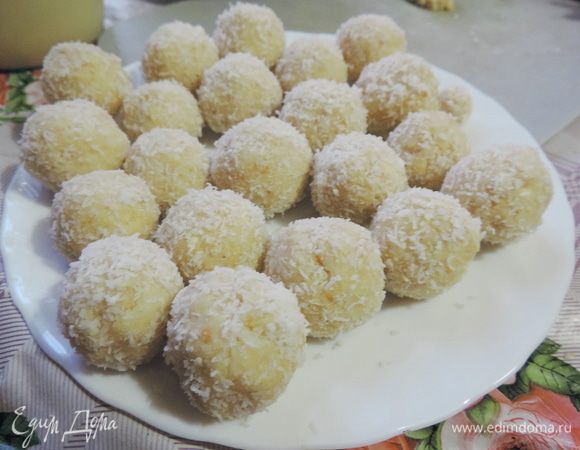 Готовые шарики (а их получается довольно много) отправляем в холодильник. Их можно есть и сразу, но когда они проведут в холоде пару часов станут еще вкуснее.