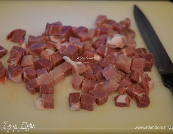 Берем рульку свиную копченую, срезаем мясо и режем кубиками.