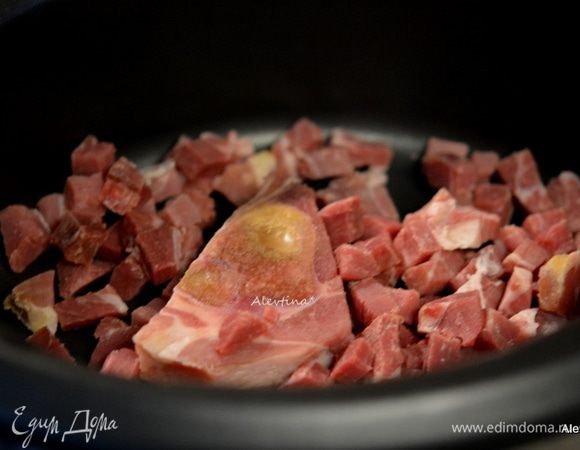 В медленноварку выложить кость и мясо кубиками.