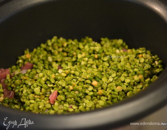 Сверху выложить промытый сухой зеленый горох.