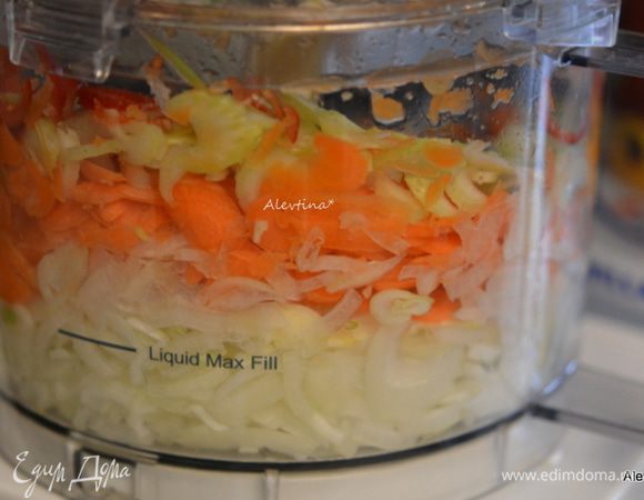 Порезать тонко лук, сладкий перец, морковь, сельдерей, чеснок.