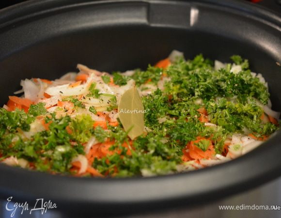 Выложить все это поверх зеленого гороха. Добавить свежую нарезанную петрушку и лавровый лист. Добавить сверху куриный бульон, соль и перец по вкусу. Не мешать. Закрыть крышкой. Поставить режим медленный 8 часов, если быстрый, то 4-5 часа.