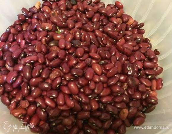 Фасоль хорошо промыть, залить водой так, чтобы вода покрыла фасоль и варить 20 минут. Спустя 20 минут воду слить, хорошо промыть фасоль. <br />
Залить 2 литрами воды, довести до кипения, добавить 1 ст. л. растительного масла, лавровый лист и варить 30 минут, не накрывая крышкой. Спустя 30 минут накрыть крышкой и варить фасоль до готовности на медленном огне. У меня на это обычно уходит 1,5–2 часа.