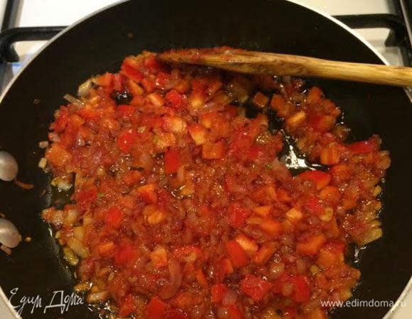 Болгарский перец нарезать кубиками, добавить к луку и потушить.