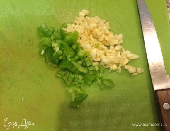 Острый перец и чеснок мелко нарезать, добавить в суп.