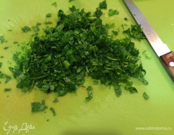 Кинзу и петрушку порубить, добавить в суп. Дать покипеть 2–3 минуты.