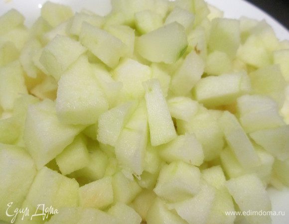 Яблоки очистить и мелко нарезать. Изюм замочить в коньяке, а лучше роме (я изюм не использовала).