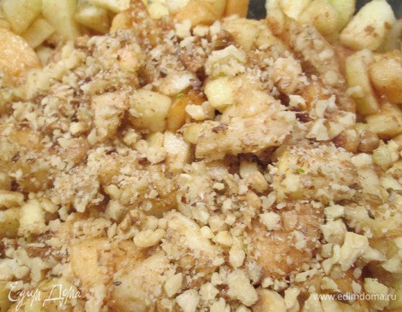 Добавить к яблокам корицу по вкусу, сахар и измельченные не очень мелко, орехи (можно миндальные заменить грецкими, как у меня), изюм.