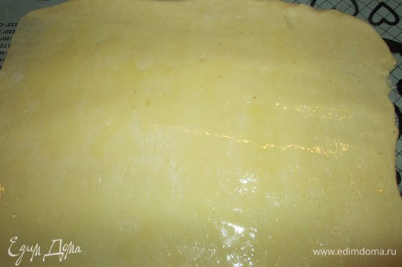 Раскатать тонко тесто (0,3-0,5 см), но можно еще тоньше — тесто позволяет. Смазать его растопленным маслом, оставляя не смазанными края.