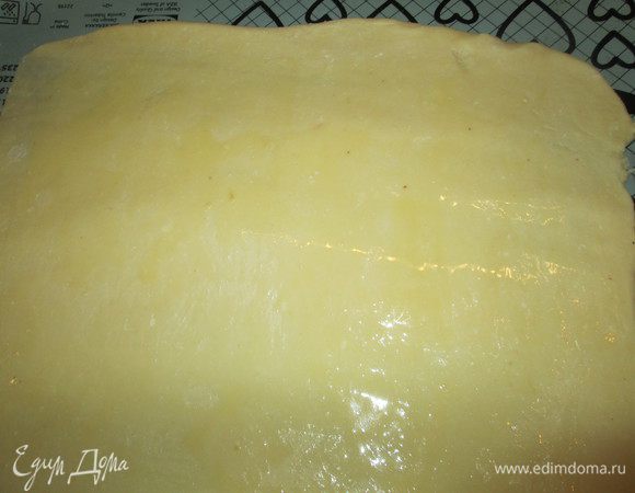 Раскатать тонко тесто (0,3-0,5 см), но можно еще тоньше — тесто позволяет. Смазать его растопленным маслом, оставляя не смазанными края.