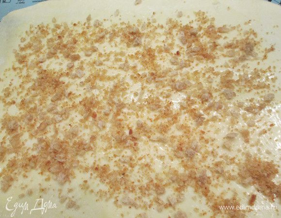 Сначала посыпать тесто крошкой, затем выложить всю начинку на один широкий край, завернуть рулет, боковые края завернув вовнутрь. Удобнее свернуть рулет с помощью полотенца или пекарской бумаги — на ней и выпекать штрудель, предварительно смазав оставшимся маслом.
Из указанного количества теста можно приготовить два штруделя, если тонко раскатать тесто (около 0,2 см).